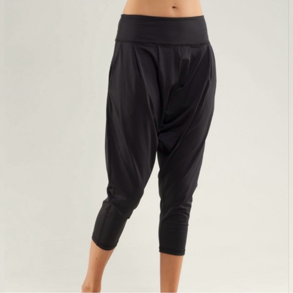 Lululemon Harem Crop - Black